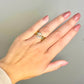 De love me big ring. Een gouden statement ring met glinsterende steentjes. De ring is waterproof. 